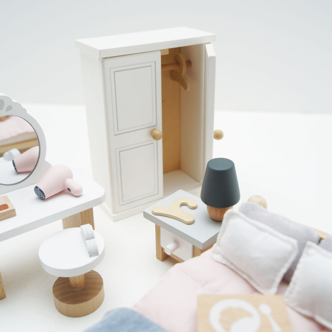 Le Toy Van Doll House Bedroom
